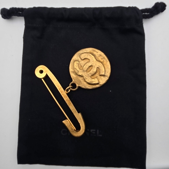 #25 Chanel Preloved CC Gold Medallion Brooch - Picture 4 of 16